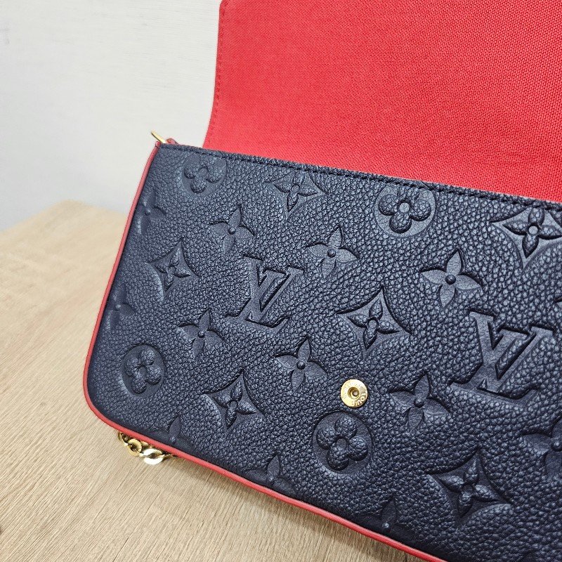 [包況很好瘋狂價格❣️就一顆 ] LV深藍牛皮壓紋金釦Pochette三合一鏈包-15