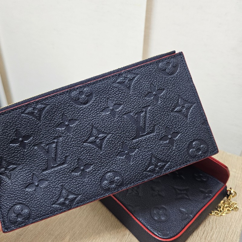 [包況很好瘋狂價格❣️就一顆 ] LV深藍牛皮壓紋金釦Pochette三合一鏈包-16