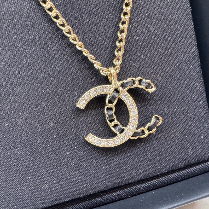 CHANEL金色雙C皮穿鍊水鑽項練-1