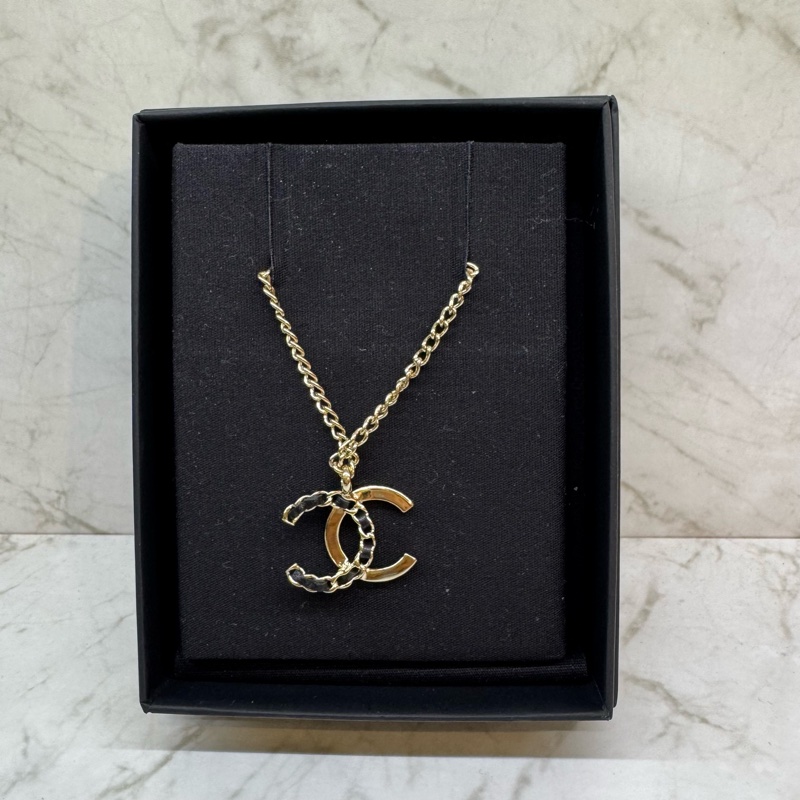 CHANEL金色雙C皮穿鍊水鑽項練-2