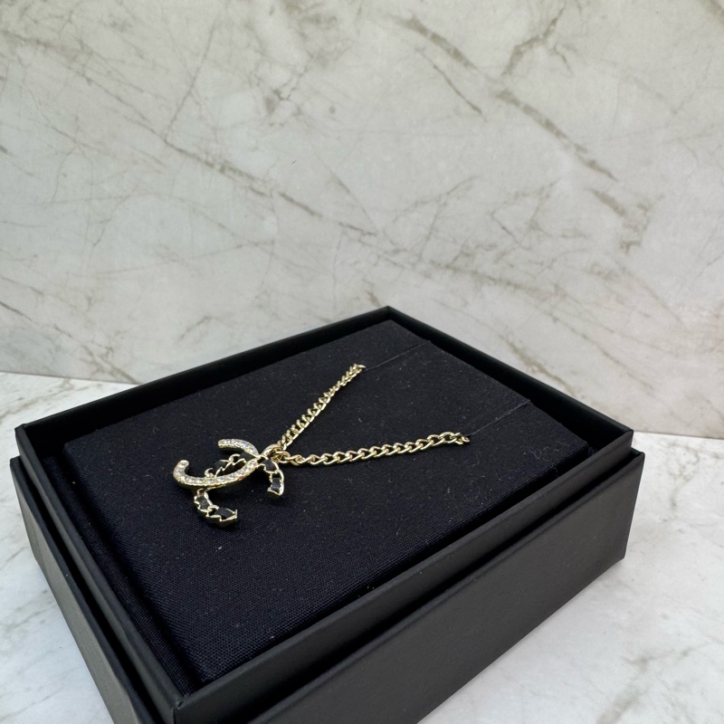 CHANEL金色雙C皮穿鍊水鑽項練-3