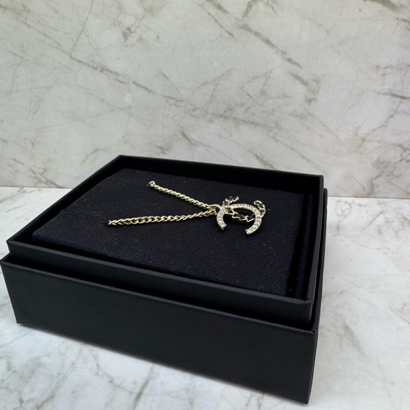 CHANEL金色雙C皮穿鍊水鑽項練-4