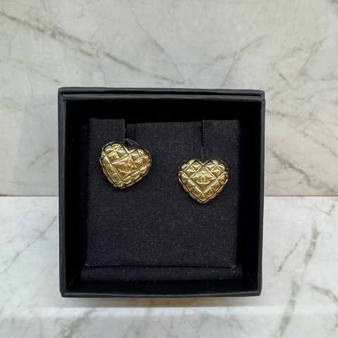 CHANEL金色菱格絞愛心小雙C耳環