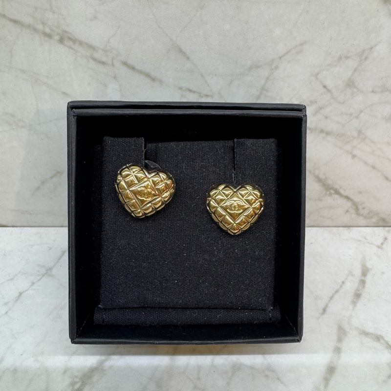 CHANEL金色菱格絞愛心小雙C耳環-0