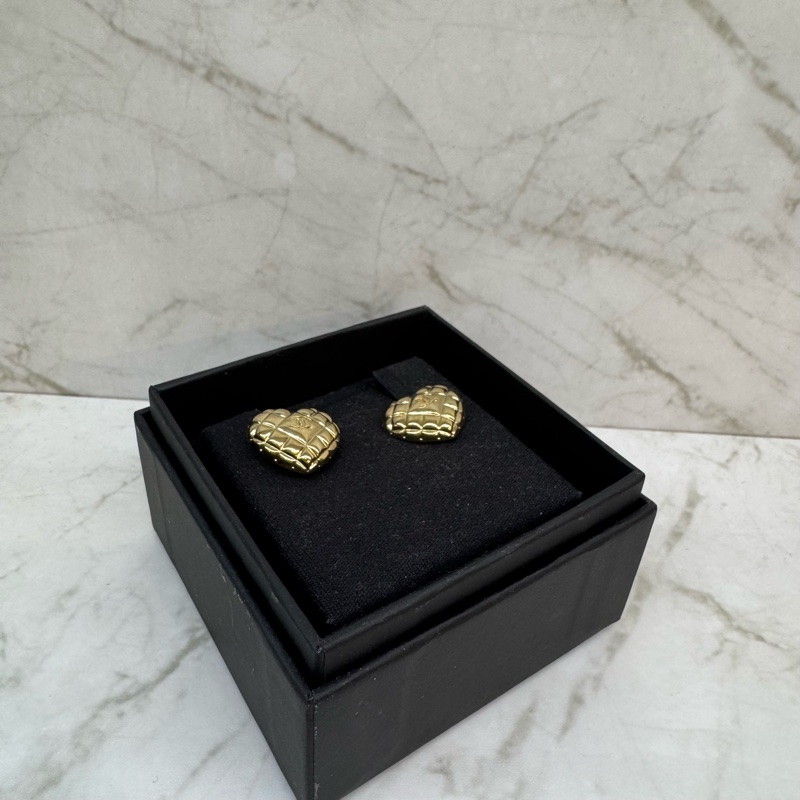 CHANEL金色菱格絞愛心小雙C耳環-1