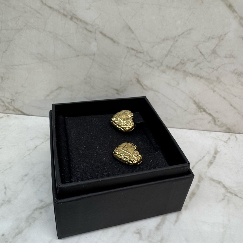 CHANEL金色菱格絞愛心小雙C耳環-2
