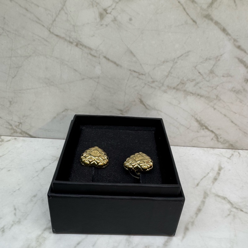 CHANEL金色菱格絞愛心小雙C耳環-3