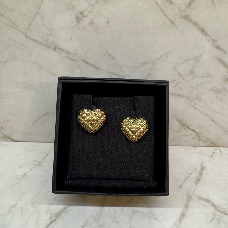 CHANEL金色菱格絞愛心小雙C耳環-4