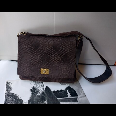 Chanel 金釦咖麂皮大菱格下蓋書包