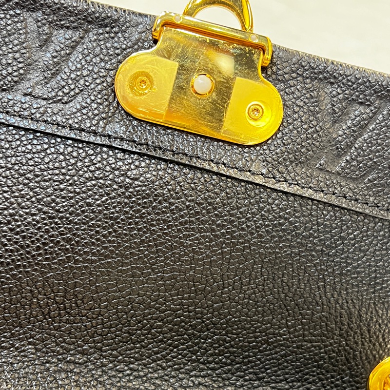 LV 黑牛皮壓紋金釦Vavin BB 下蓋磁吸肩斜背包-13