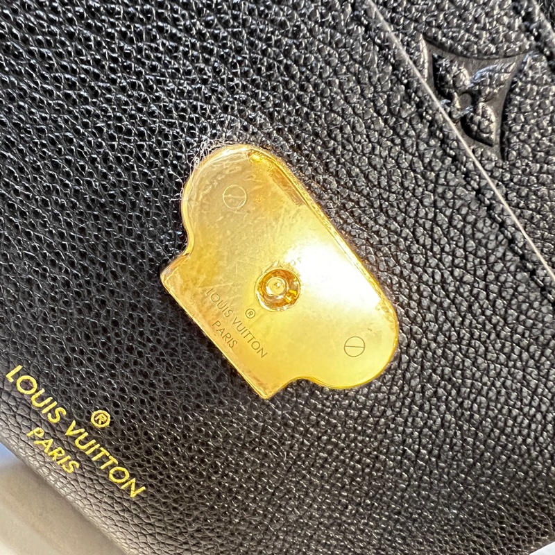 LV 黑牛皮壓紋金釦Vavin BB 下蓋磁吸肩斜背包-14