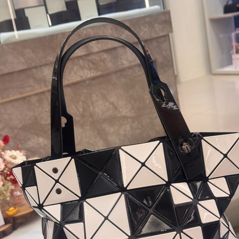 *SHIHNA名牌精品* BAOBAO ISSEY MIYAKE 三宅一生 6x6亮面手提包-1