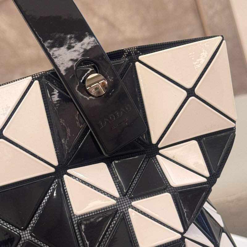 *SHIHNA名牌精品* BAOBAO ISSEY MIYAKE 三宅一生 6x6亮面手提包-2