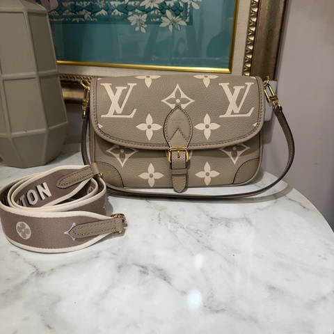 LV 斑鳩灰壓紋Diane金釦下蓋肩斜背包M46583