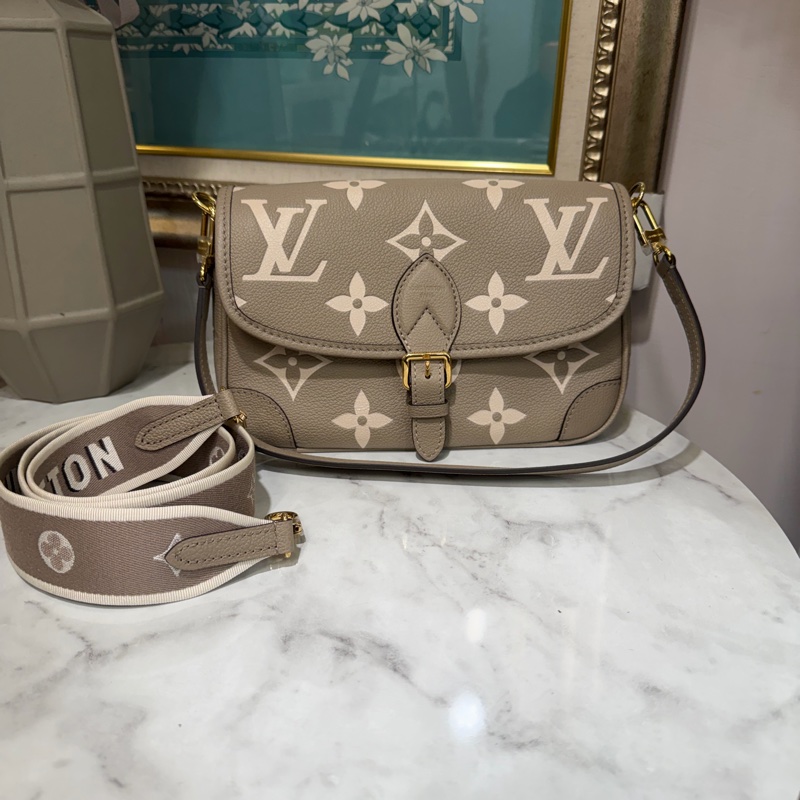 LV 斑鳩灰壓紋Diane金釦下蓋肩斜背包M46583-0