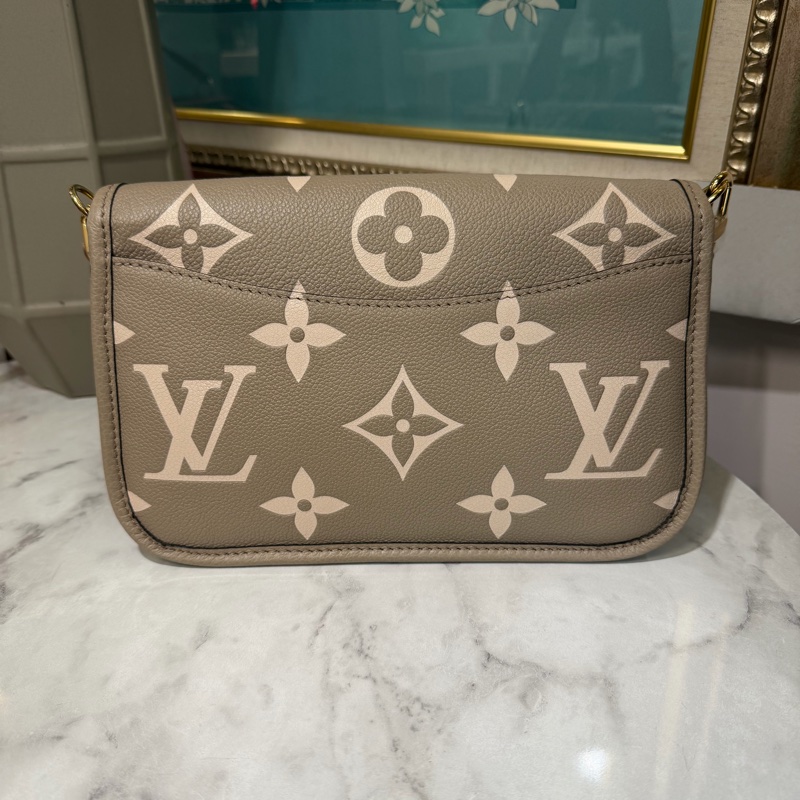 LV 斑鳩灰壓紋Diane金釦下蓋肩斜背包M46583-1