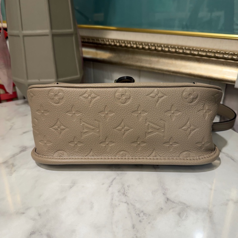 LV 斑鳩灰壓紋Diane金釦下蓋肩斜背包M46583-2