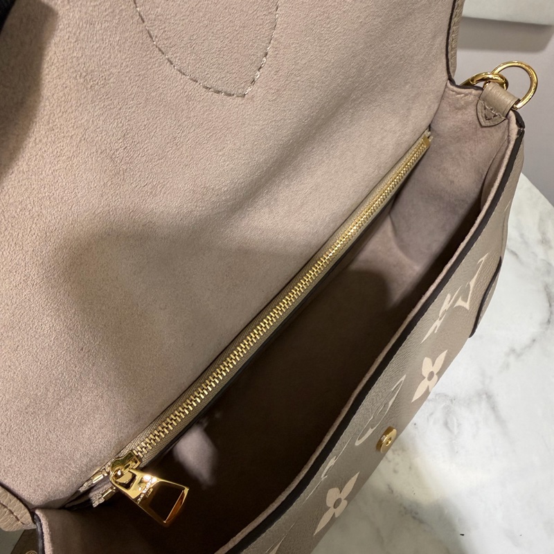 LV 斑鳩灰壓紋Diane金釦下蓋肩斜背包M46583-5