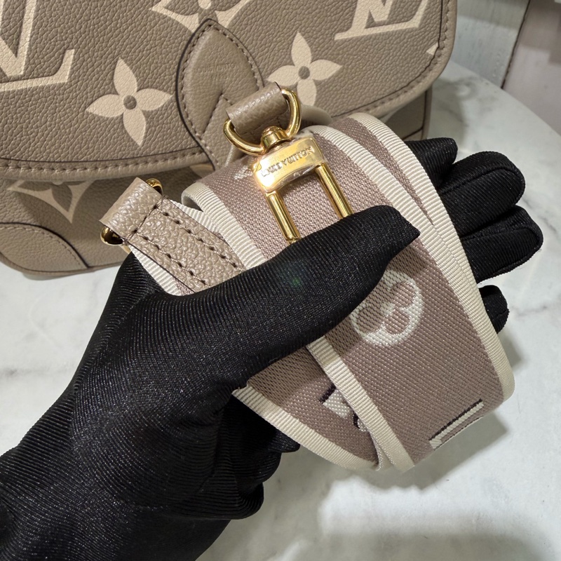 LV 斑鳩灰壓紋Diane金釦下蓋肩斜背包M46583-6