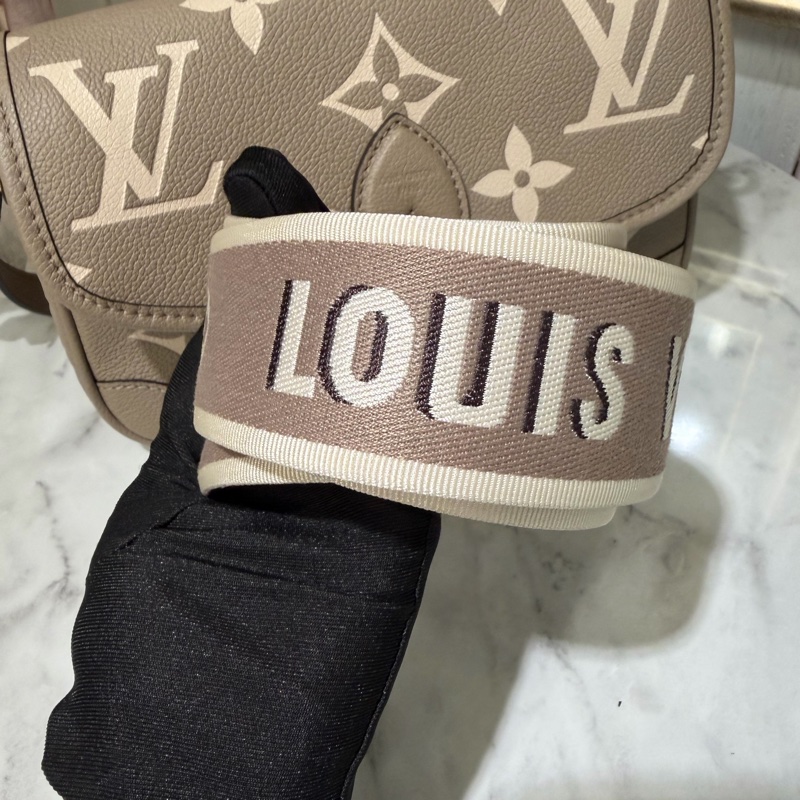 LV 斑鳩灰壓紋Diane金釦下蓋肩斜背包M46583-7