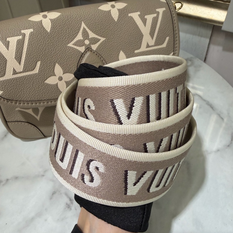 LV 斑鳩灰壓紋Diane金釦下蓋肩斜背包M46583-8