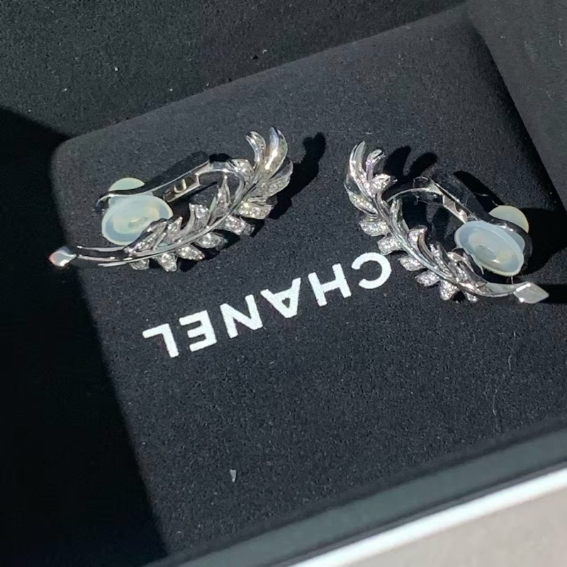 Chanel Plume羽毛耳夾18K白金鑲鑽，可裝耳針，2024購入-1