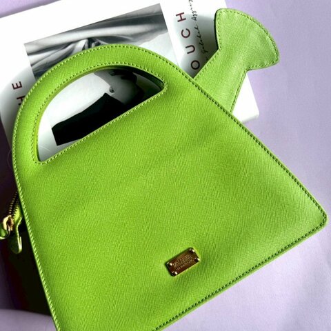 𝐌𝐨𝐬𝐜𝐡𝐢𝐧𝐨 亮綠色水壺金鏈斜背包