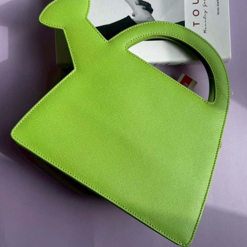 𝐌𝐨𝐬𝐜𝐡𝐢𝐧𝐨 亮綠色水壺金鏈斜背包-1