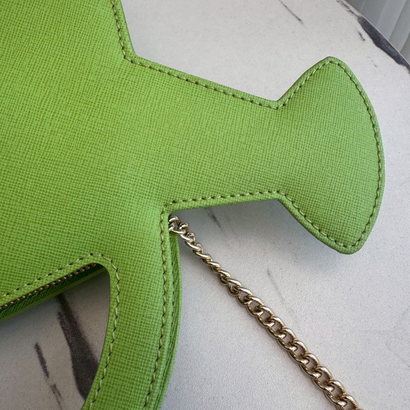 𝐌𝐨𝐬𝐜𝐡𝐢𝐧𝐨 亮綠色水壺金鏈斜背包-3