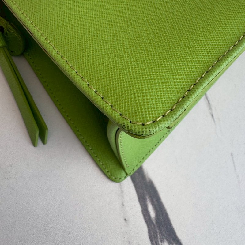 𝐌𝐨𝐬𝐜𝐡𝐢𝐧𝐨 亮綠色水壺金鏈斜背包-4