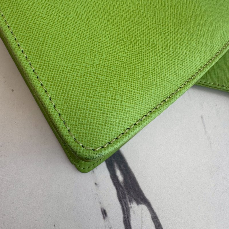 𝐌𝐨𝐬𝐜𝐡𝐢𝐧𝐨 亮綠色水壺金鏈斜背包-5