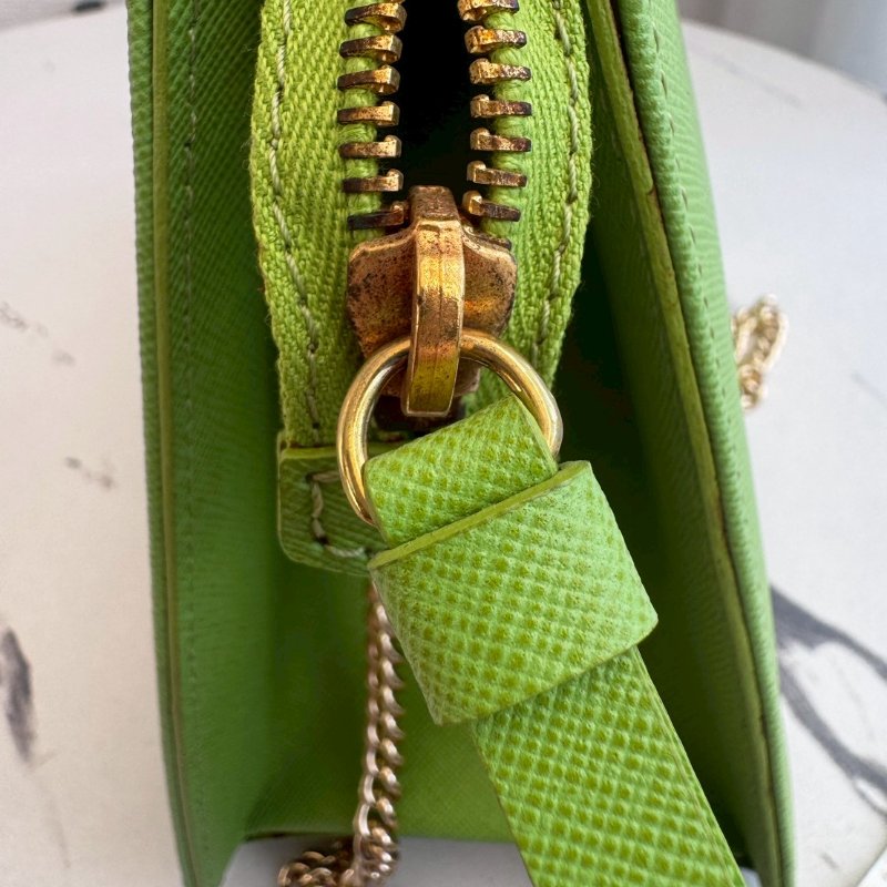 𝐌𝐨𝐬𝐜𝐡𝐢𝐧𝐨 亮綠色水壺金鏈斜背包-9