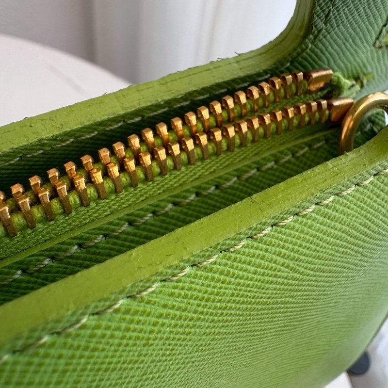 𝐌𝐨𝐬𝐜𝐡𝐢𝐧𝐨 亮綠色水壺金鏈斜背包-10