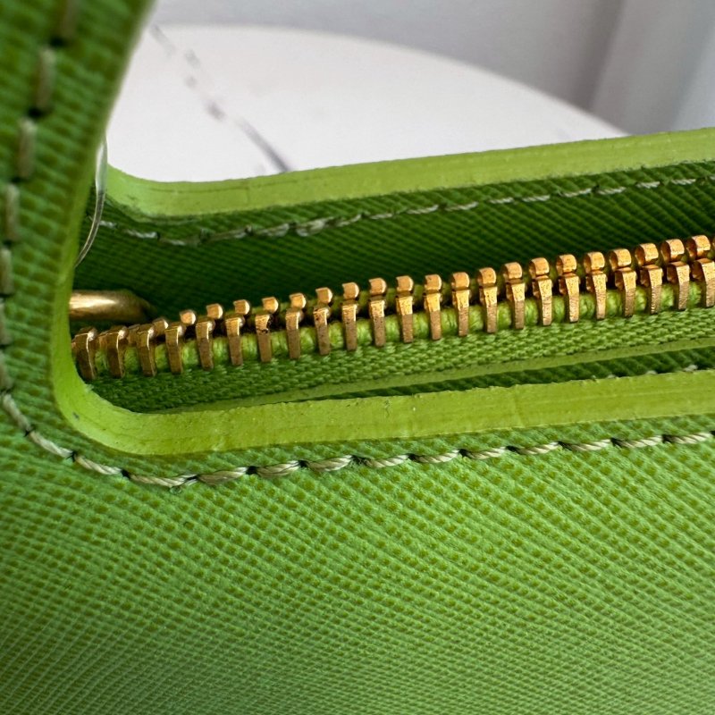 𝐌𝐨𝐬𝐜𝐡𝐢𝐧𝐨 亮綠色水壺金鏈斜背包-11