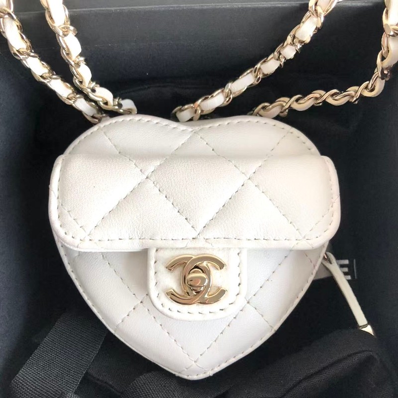 Chanel 白色愛心耳機包-0