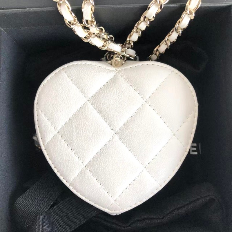 Chanel 白色愛心耳機包-1