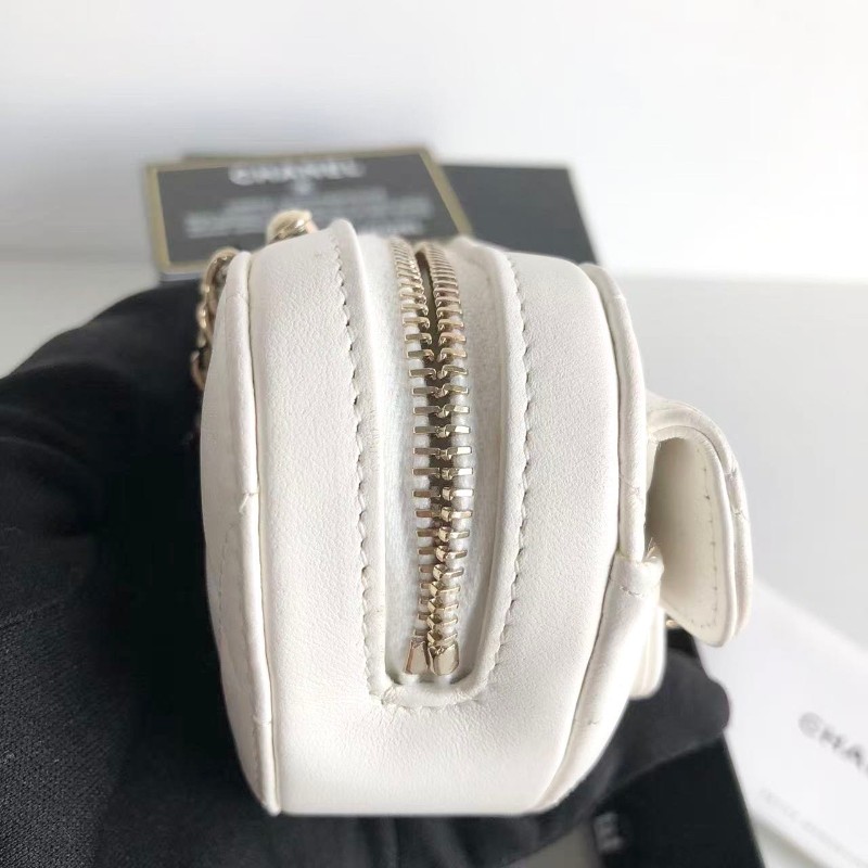 Chanel 白色愛心耳機包-2