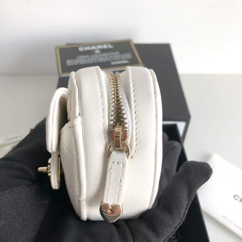Chanel 白色愛心耳機包-3