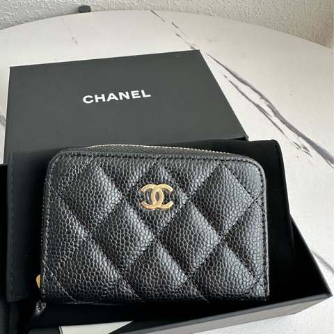 Chanel荔枝拉鍊零錢包。