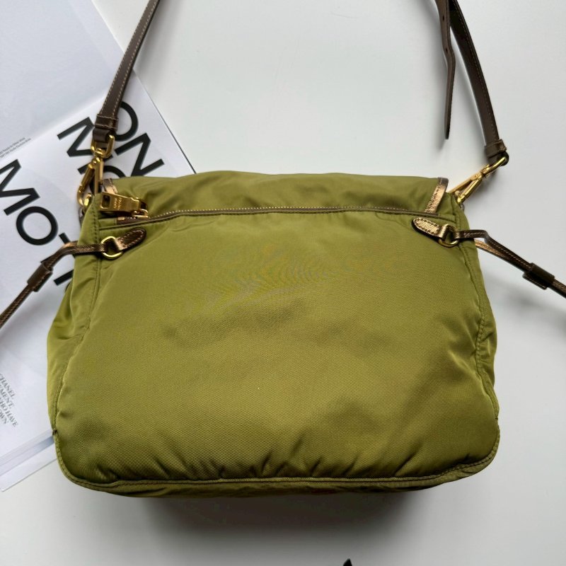 PRADA 綠色尼龍斜背包-1