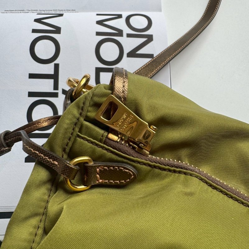 PRADA 綠色尼龍斜背包-4