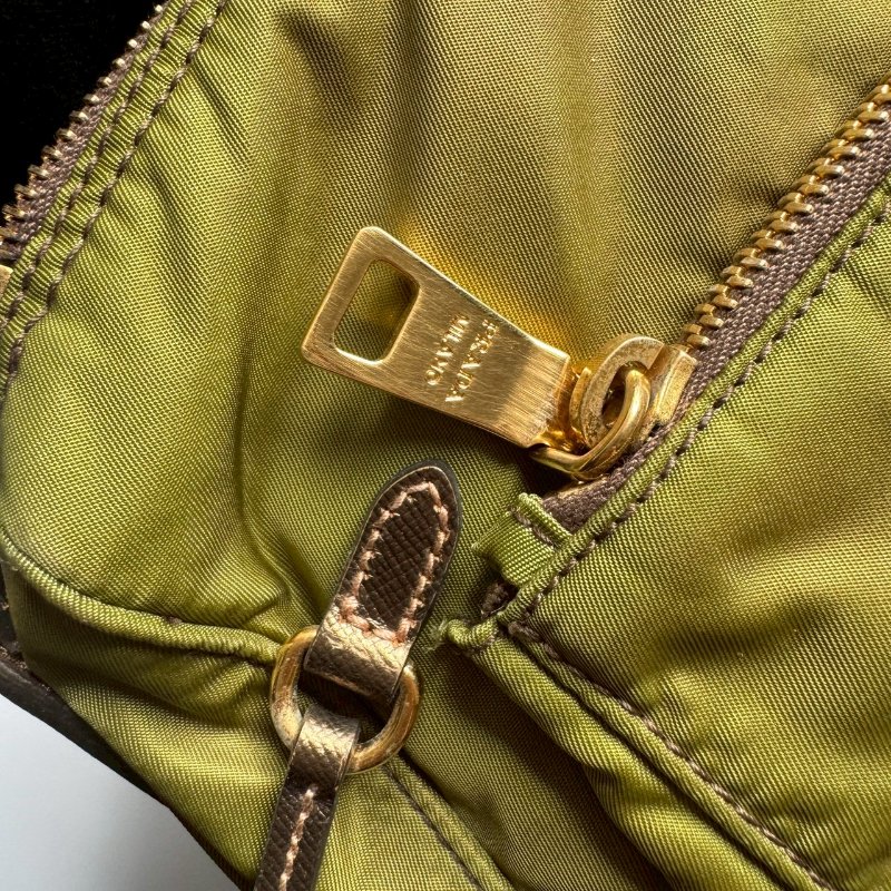 PRADA 綠色尼龍斜背包-14