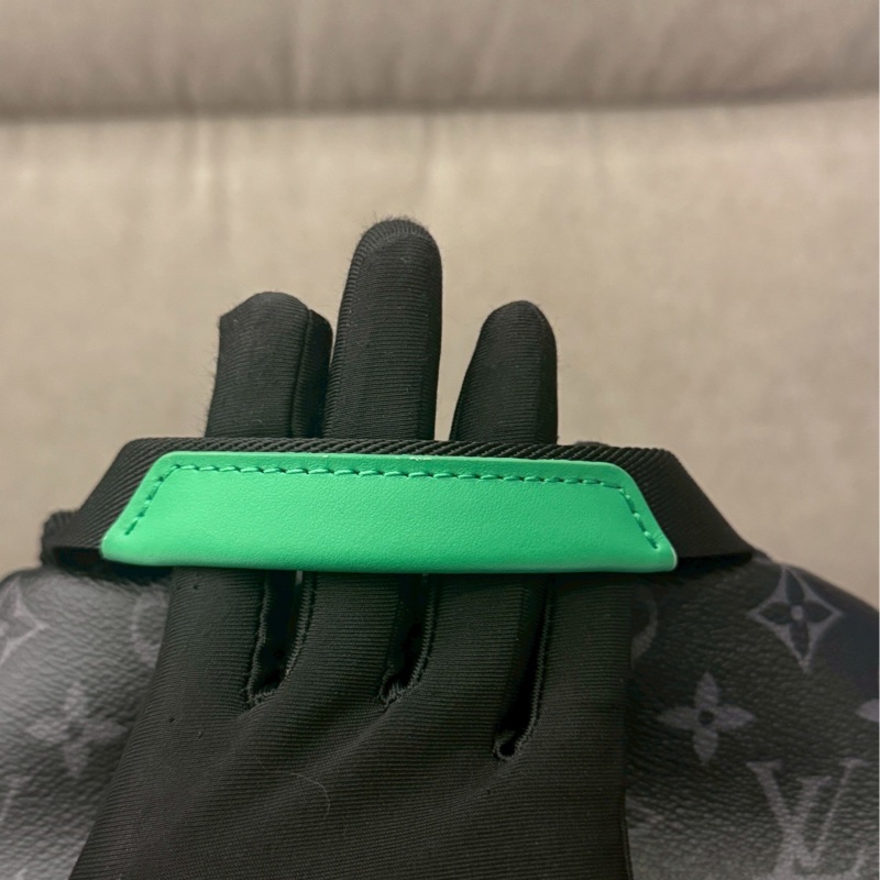 LV新款黑配綠 後背包-6