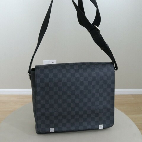 LV 黑色棋盤格斜背包