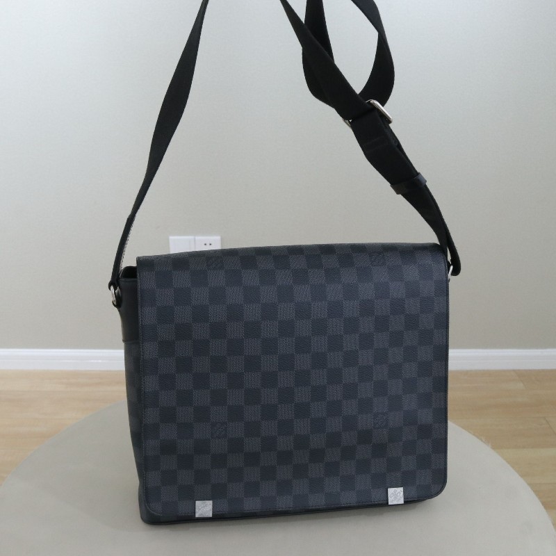 LV 黑色棋盤格斜背包-0