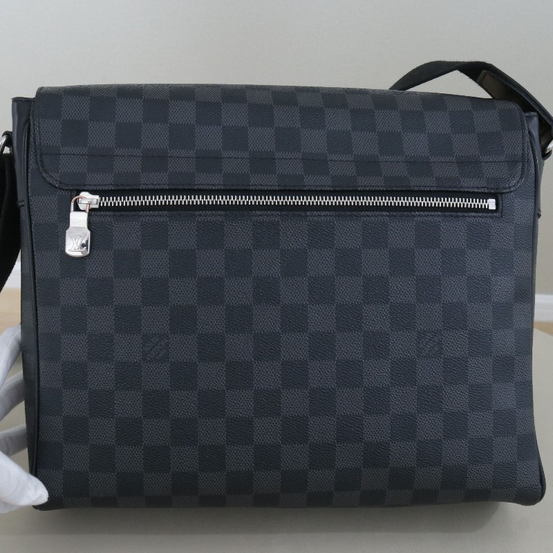 LV 黑色棋盤格斜背包-1