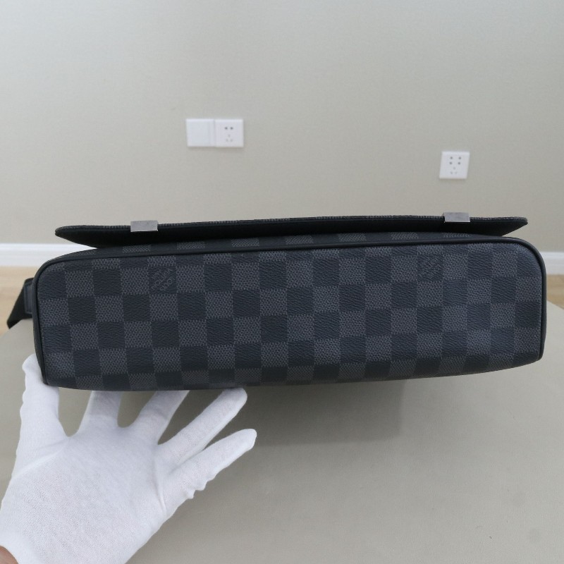 LV 黑色棋盤格斜背包-2