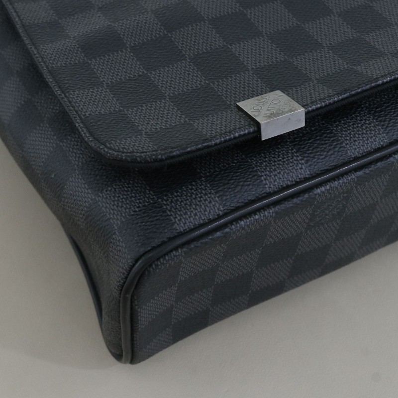 LV 黑色棋盤格斜背包-3