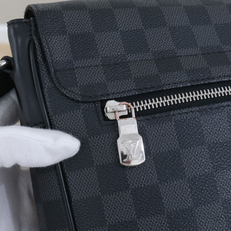 LV 黑色棋盤格斜背包-4