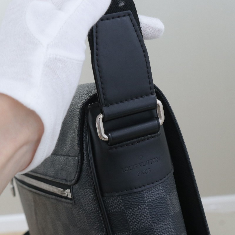 LV 黑色棋盤格斜背包-5